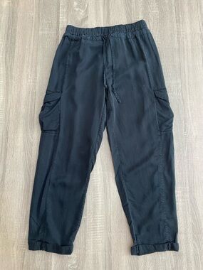 Lululemon 100% Tencel Move Lightly Cargo Pant Black. Size 6